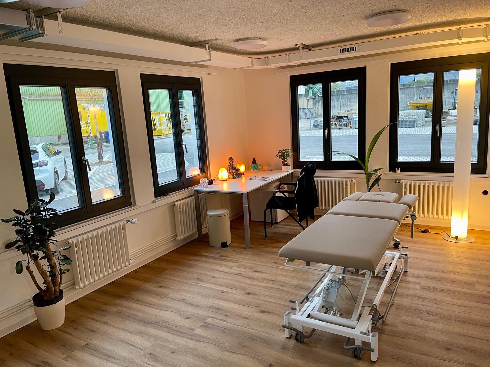 Behandlungsraum mit Therapieliege